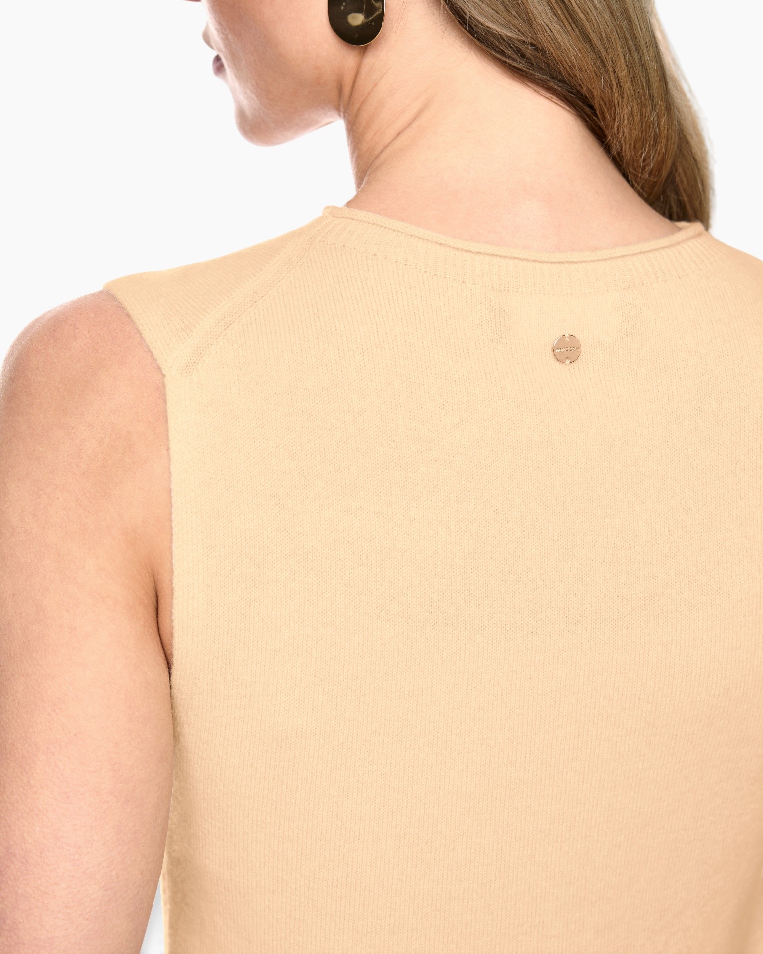 sleeveless top, beige knit, back detail, small metal badge, soft fabric