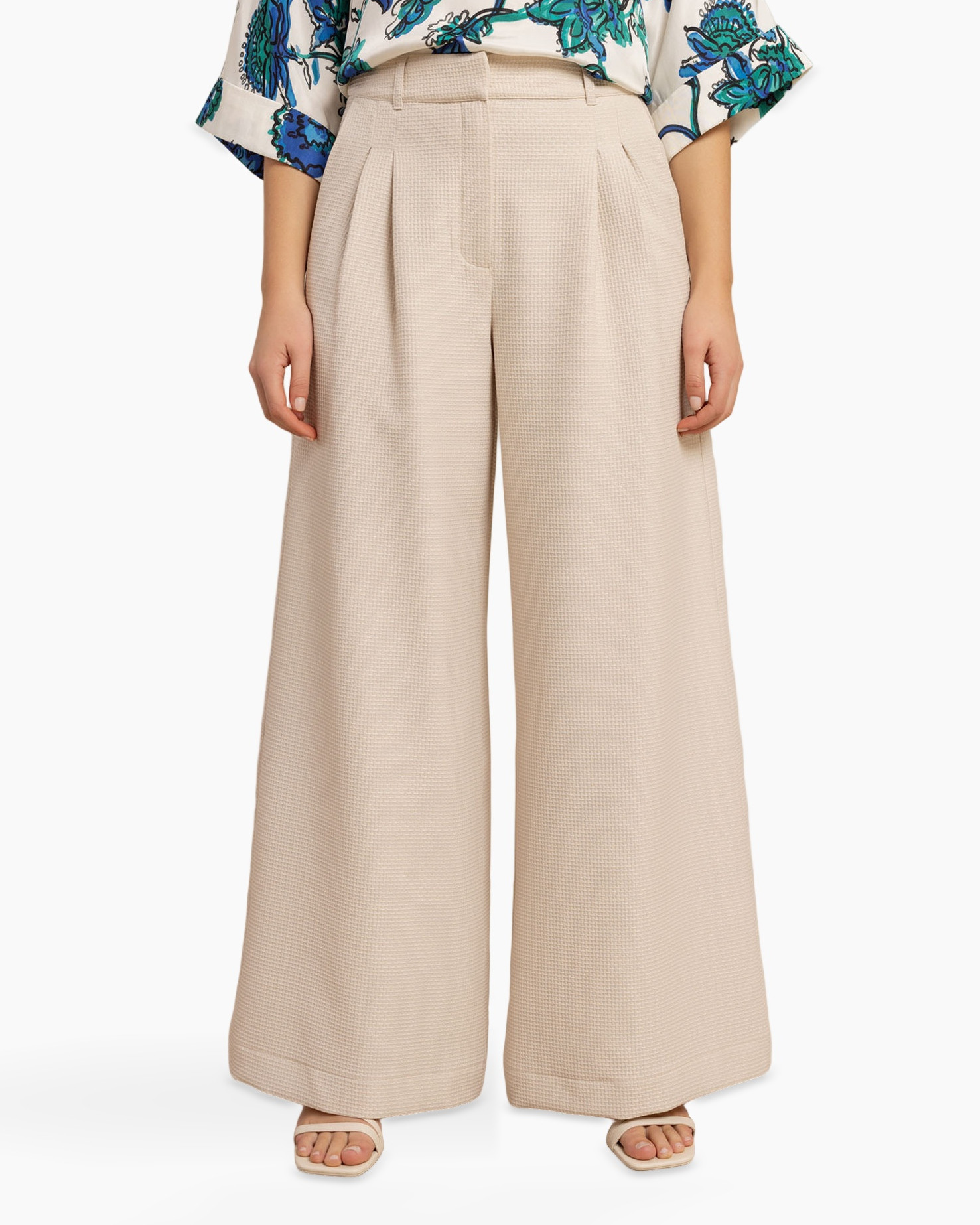 beige pants, wide-leg, pleated, waistband, full-length
