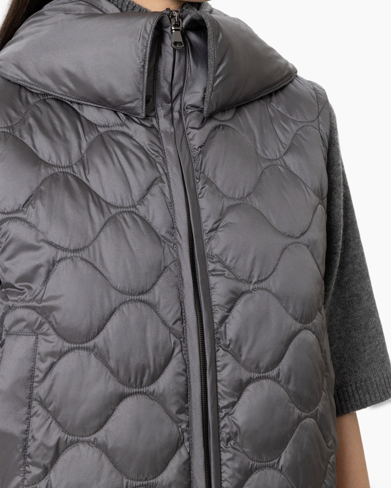 padded vest, quilted pattern, front zipper, collar, sleeveless or arm visible
