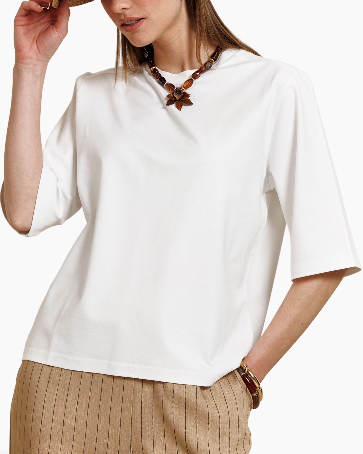white top, blouse, short sleeves, round neck, necklace