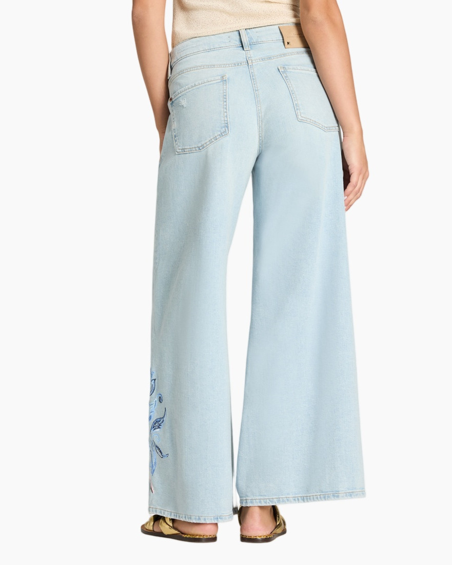 light-wash, wide-leg, emroidery, floral-embroidery, denim-pants
