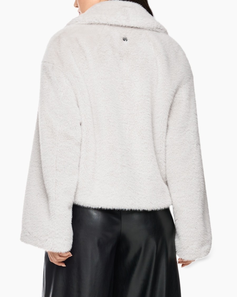 faux fur, white jacket, back view, collar, long sleeves