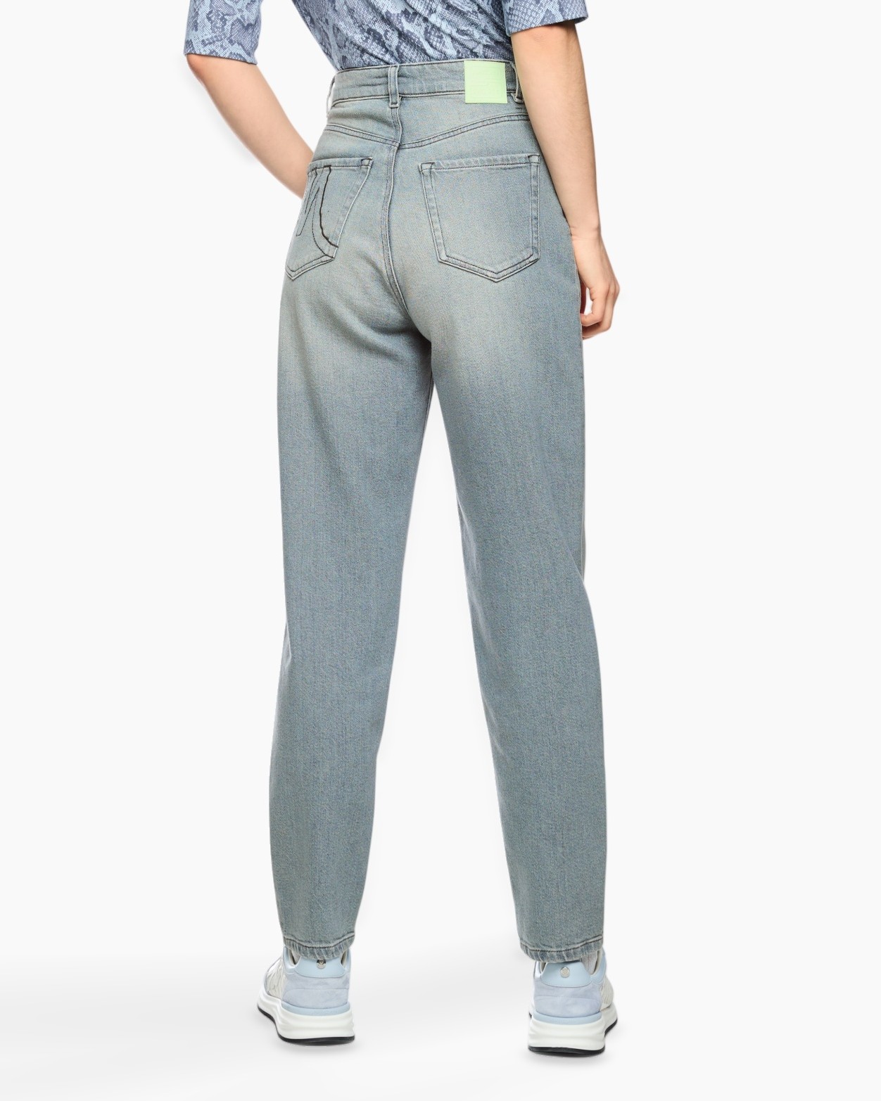 jeans, straight-leg, light-wash, belt, sneakers, jeans, light-wash, straight-leg, canvas-sneakers, belt