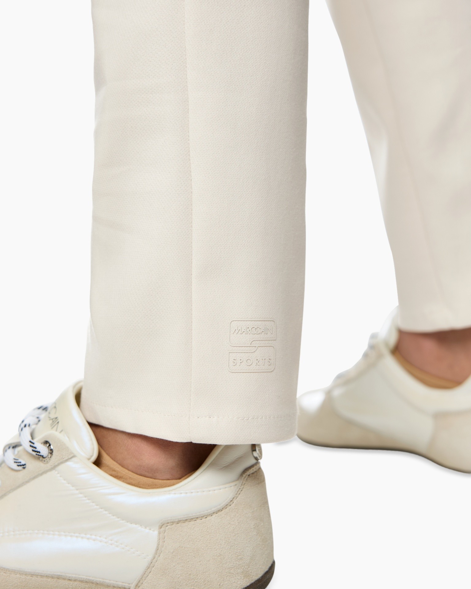 beige pants, ankle length, cord fabric, logo stamp, casual sneakers