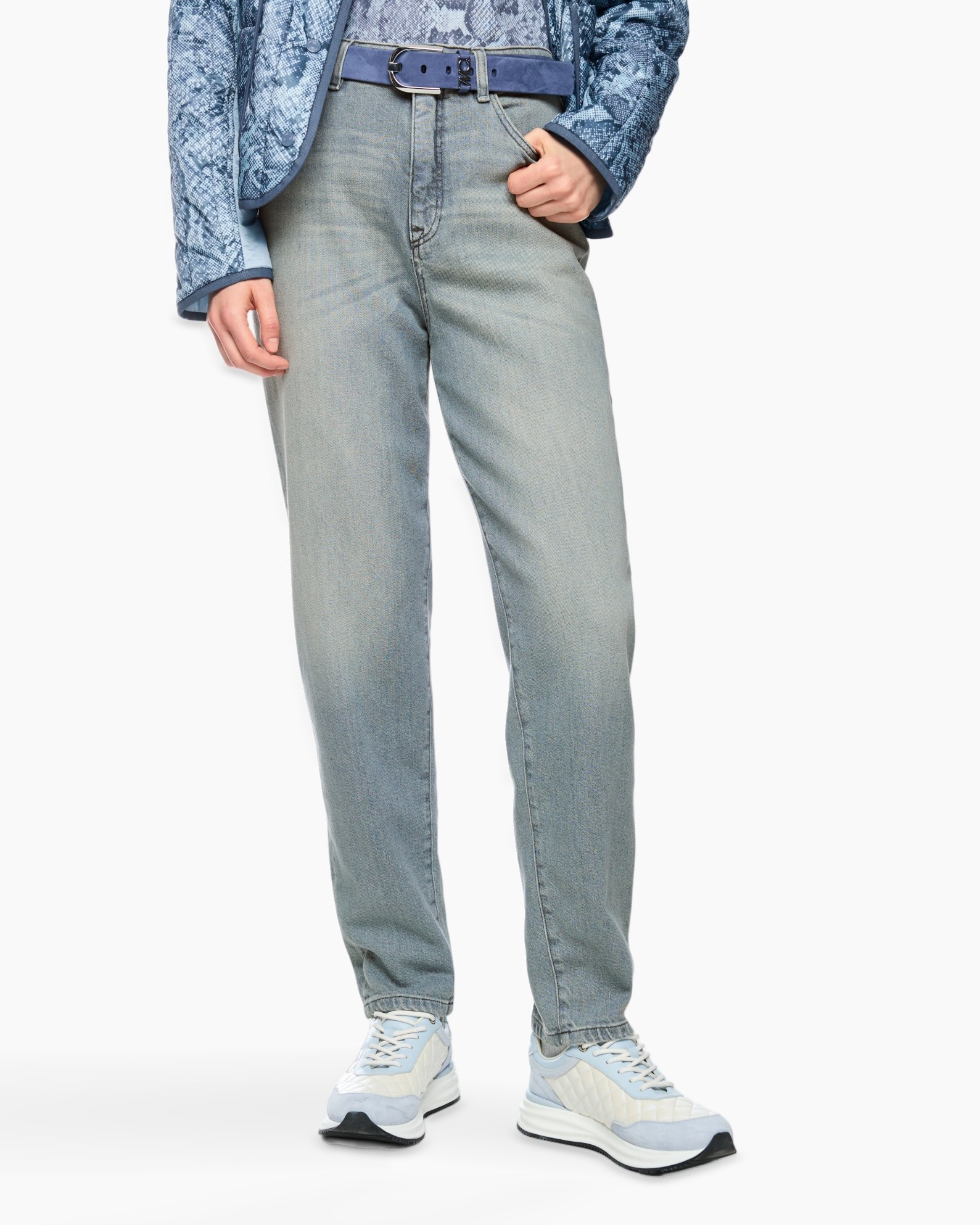 jeans, straight-leg, light-wash, belt, sneakers, jeans, light-wash, straight-leg, canvas-sneakers, belt