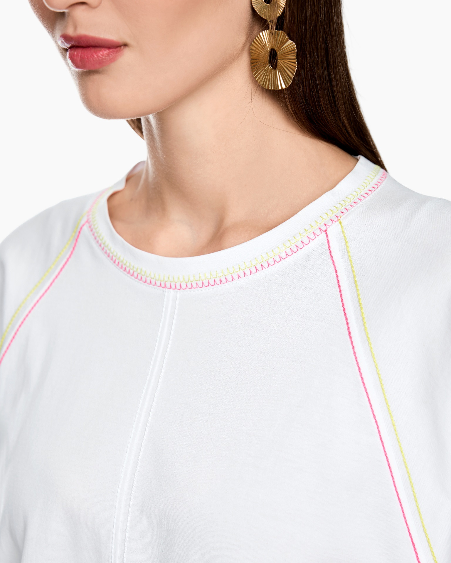 white top, crew neck, contrast stitching, pink stitching, gold earrings