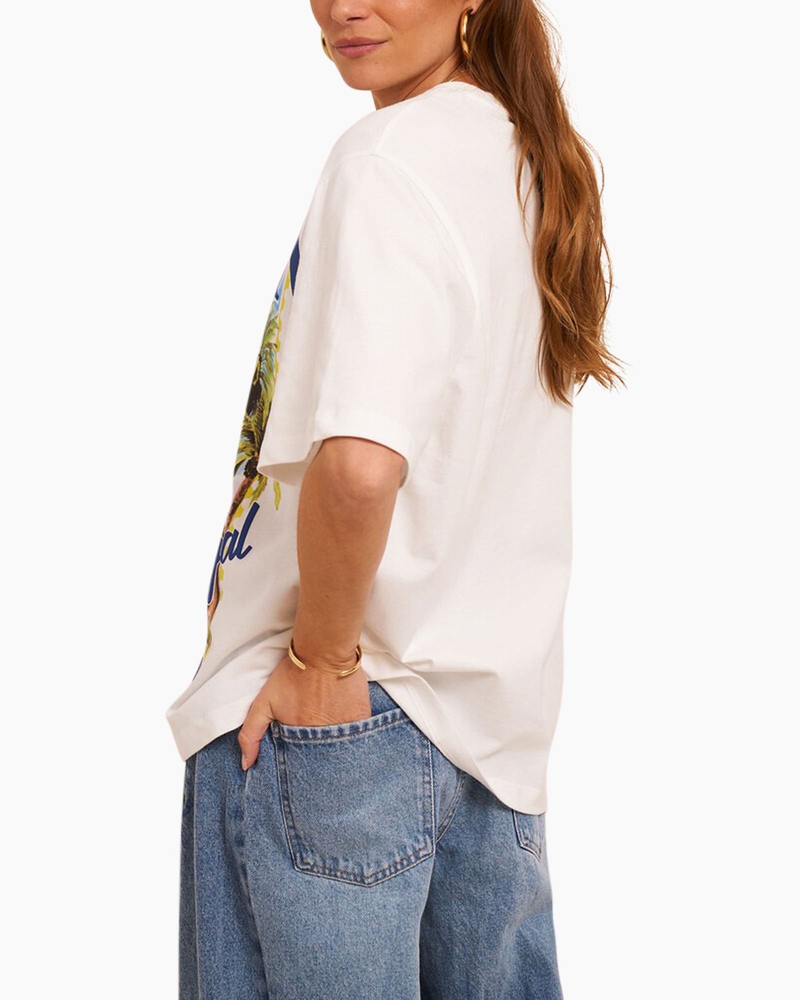 t-shirt, short sleeve, white, graphic, jeans