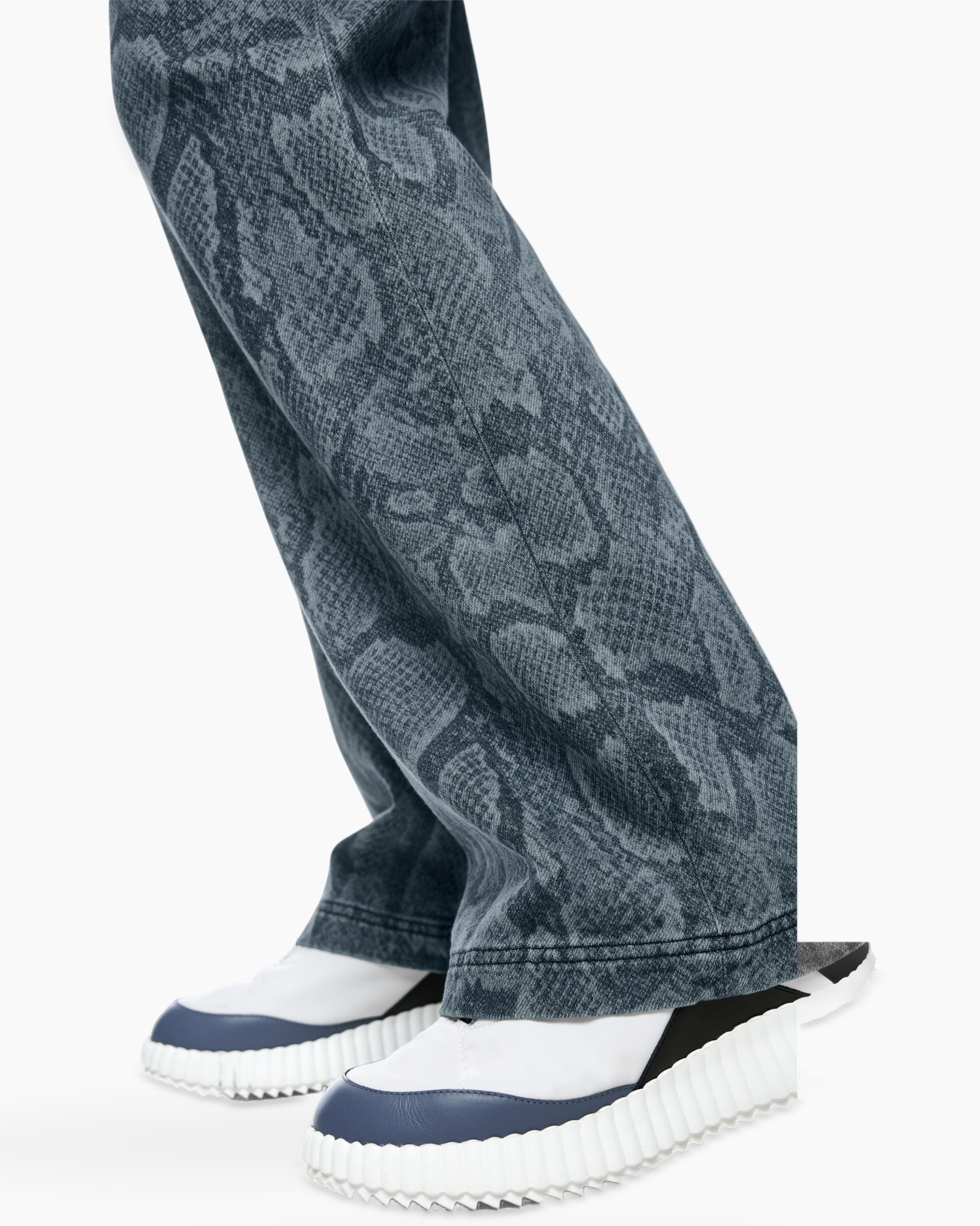 snake-skin pattern, denim pants, wide-leg, blue-gray, platform sneakers, jeans, snake skin pattern, denim, slip-on sneakers, blue white