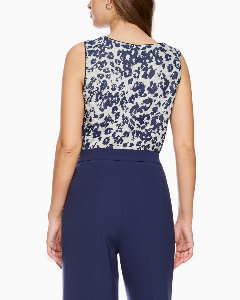 top, sleeveless, leopard print, blue pants, high waist