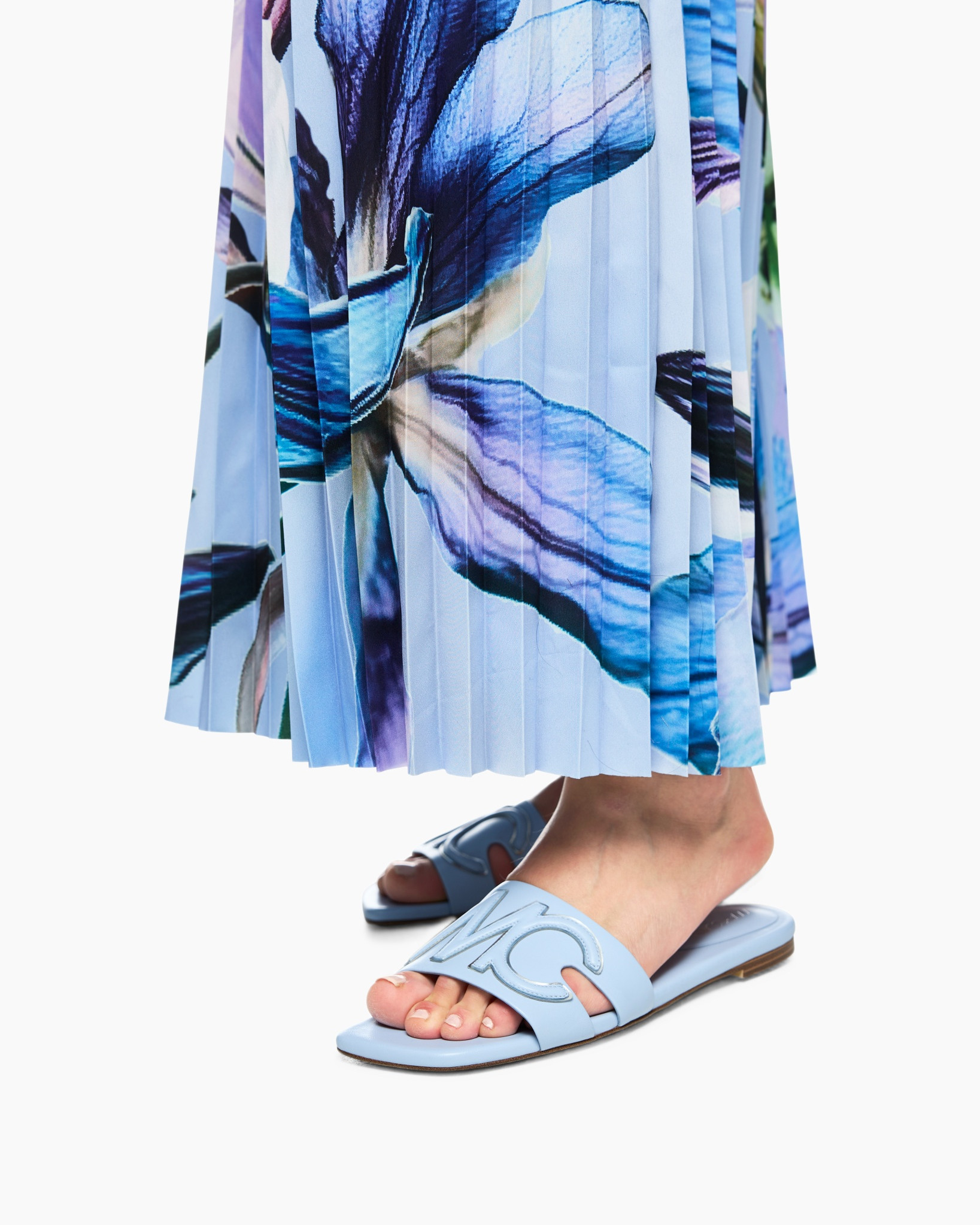 Clothing, Footwear, Sandal, Beachwear