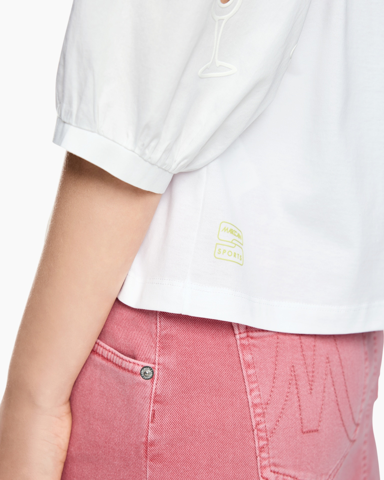 short sleeve, white top, logo, pink jeans, crop fit
