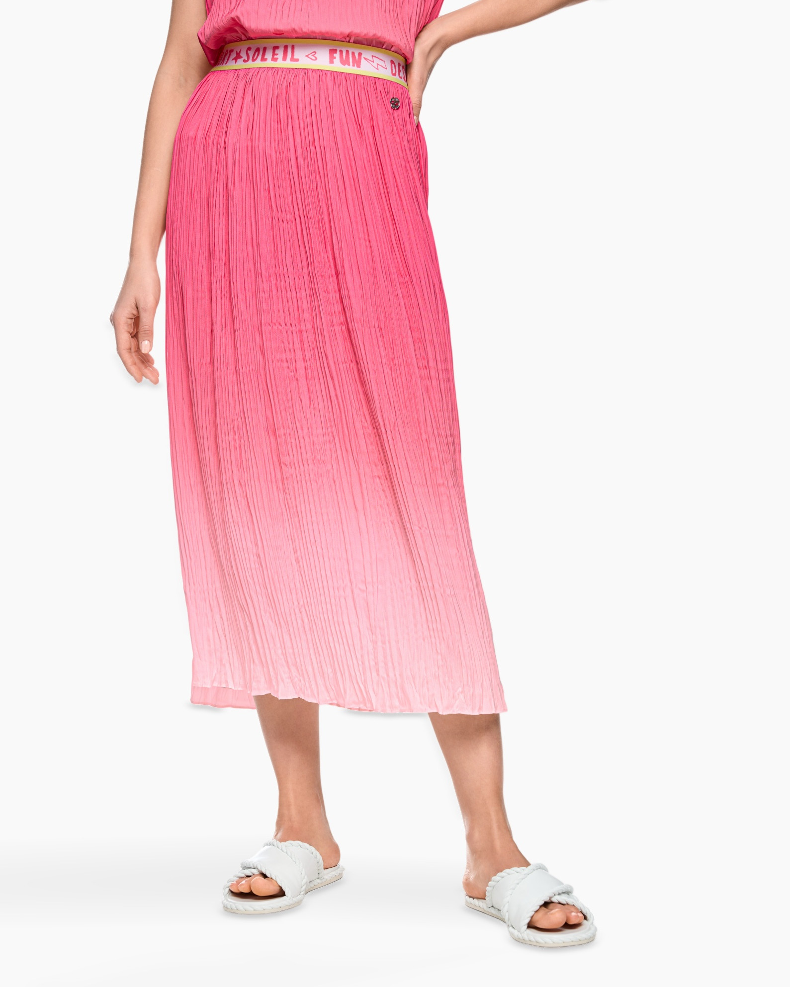 pink skirt, pleated skirt, mid length, elastic waistband, sandals