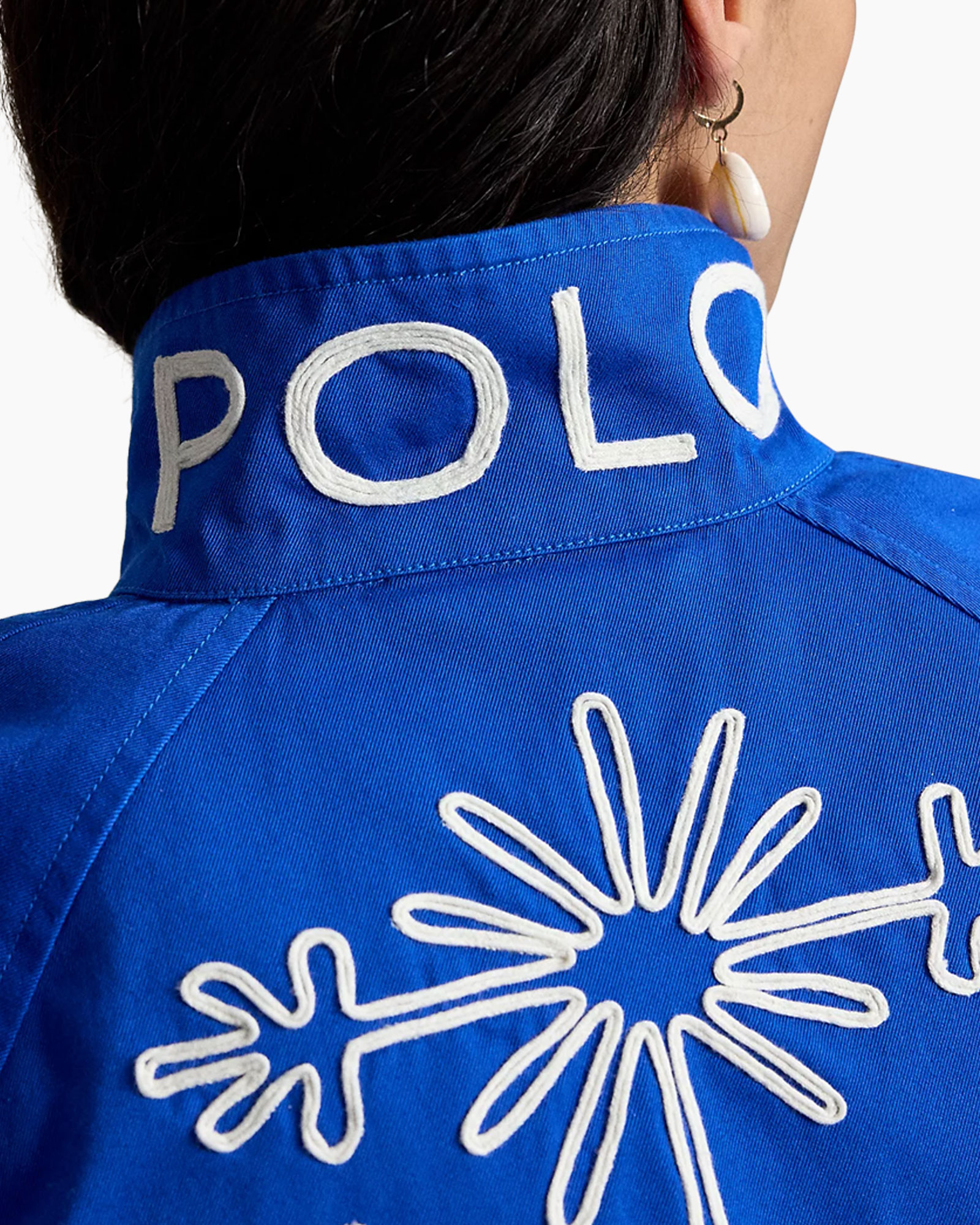 blue jacket, embroidery, collar, poloshirt?, sparse?
