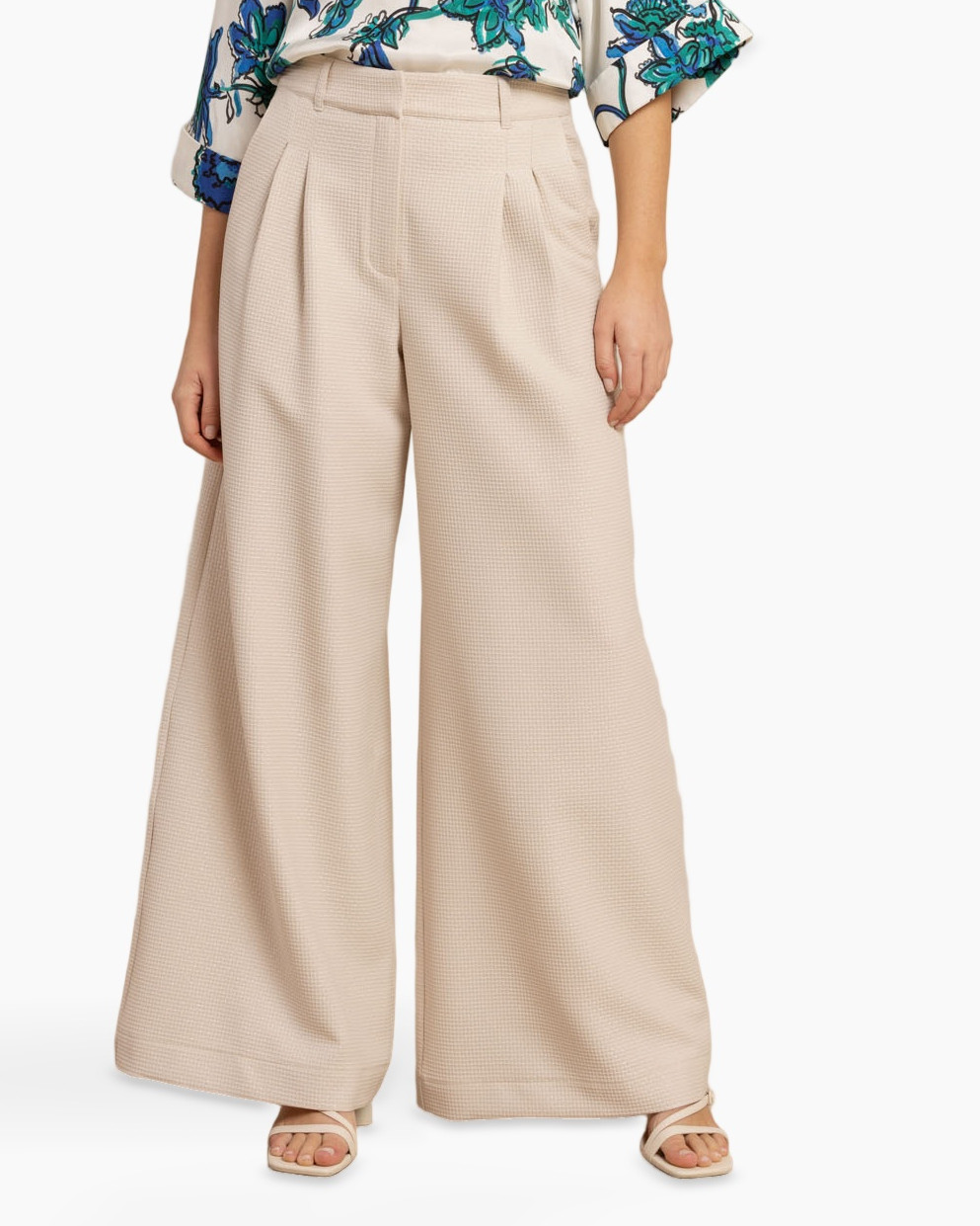 beige pants, wide-leg, pleated, waistband, full-length