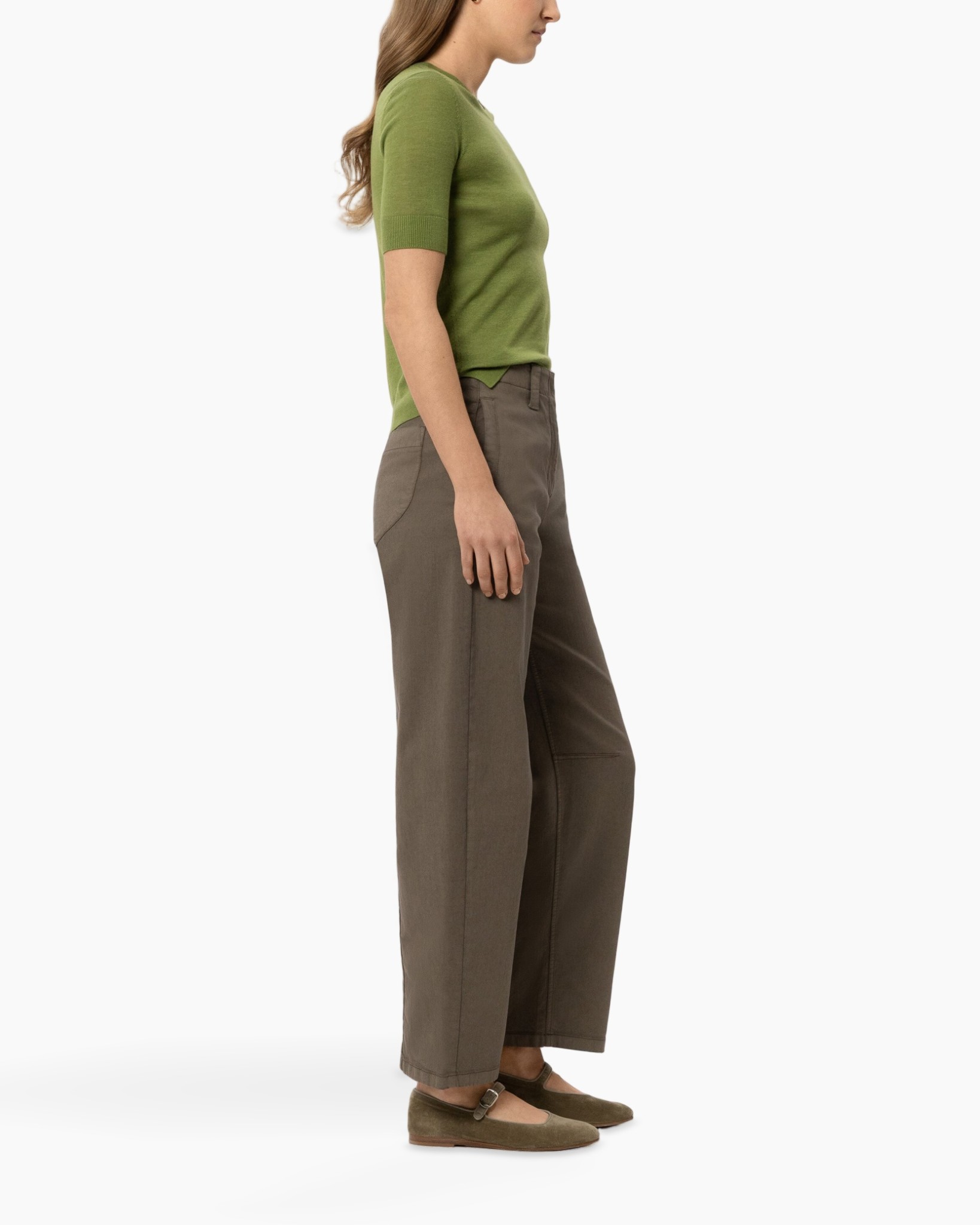 green top, short sleeves, brown pants, wide leg, flat shoes
