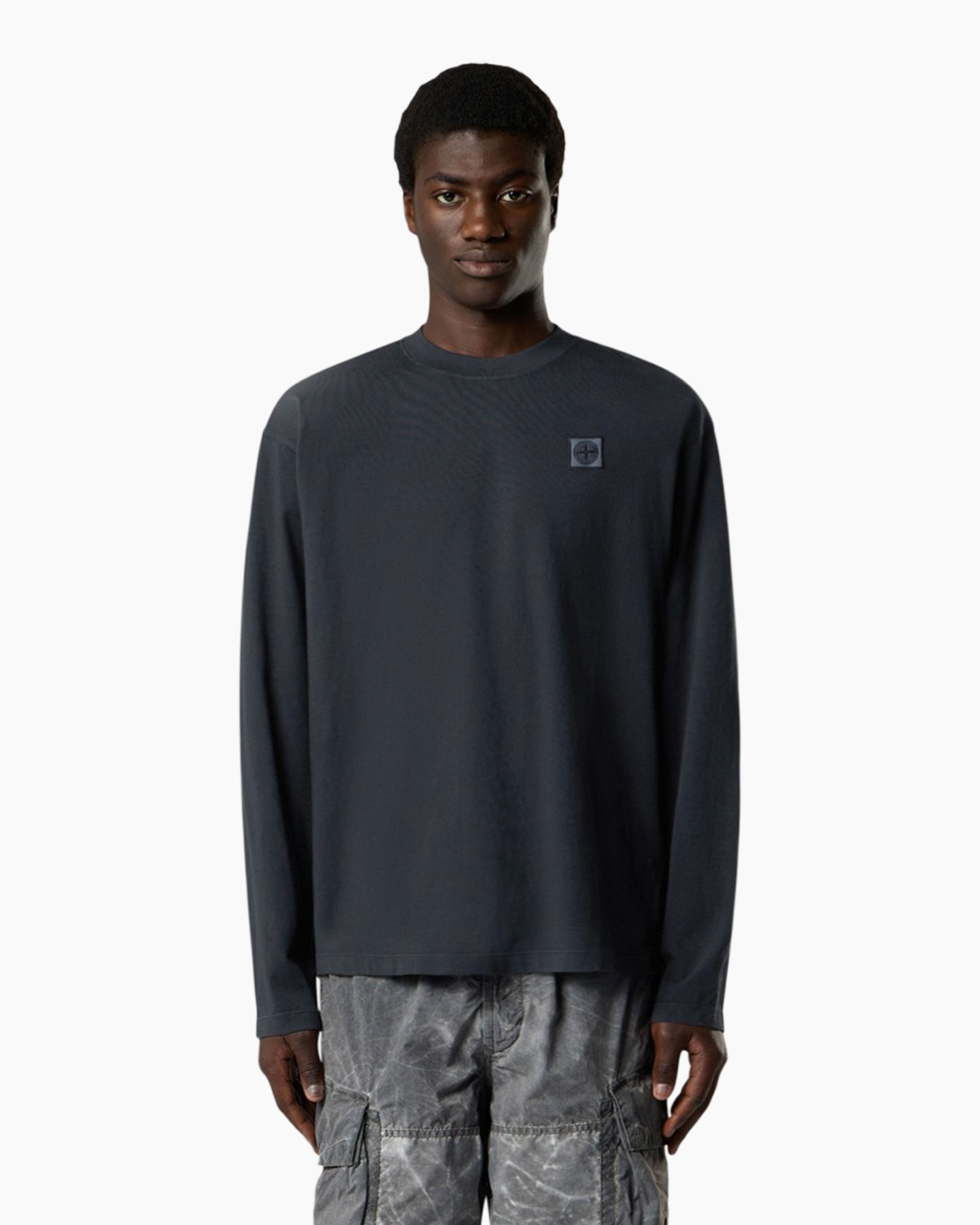 longsleeve, dark gray, crewneck, logo patch, plain