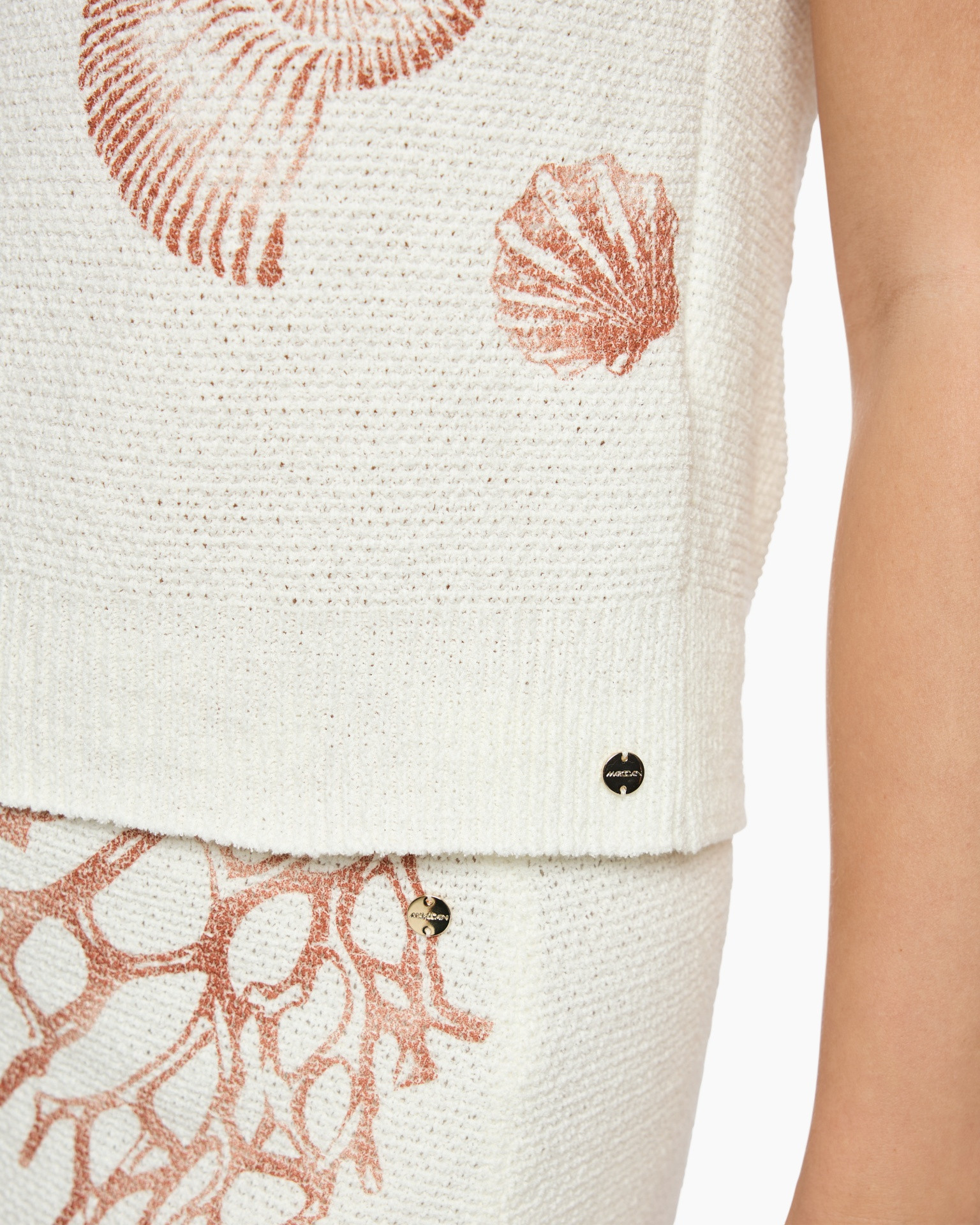knit sweater, beige, shell pattern, cropped, metal logo