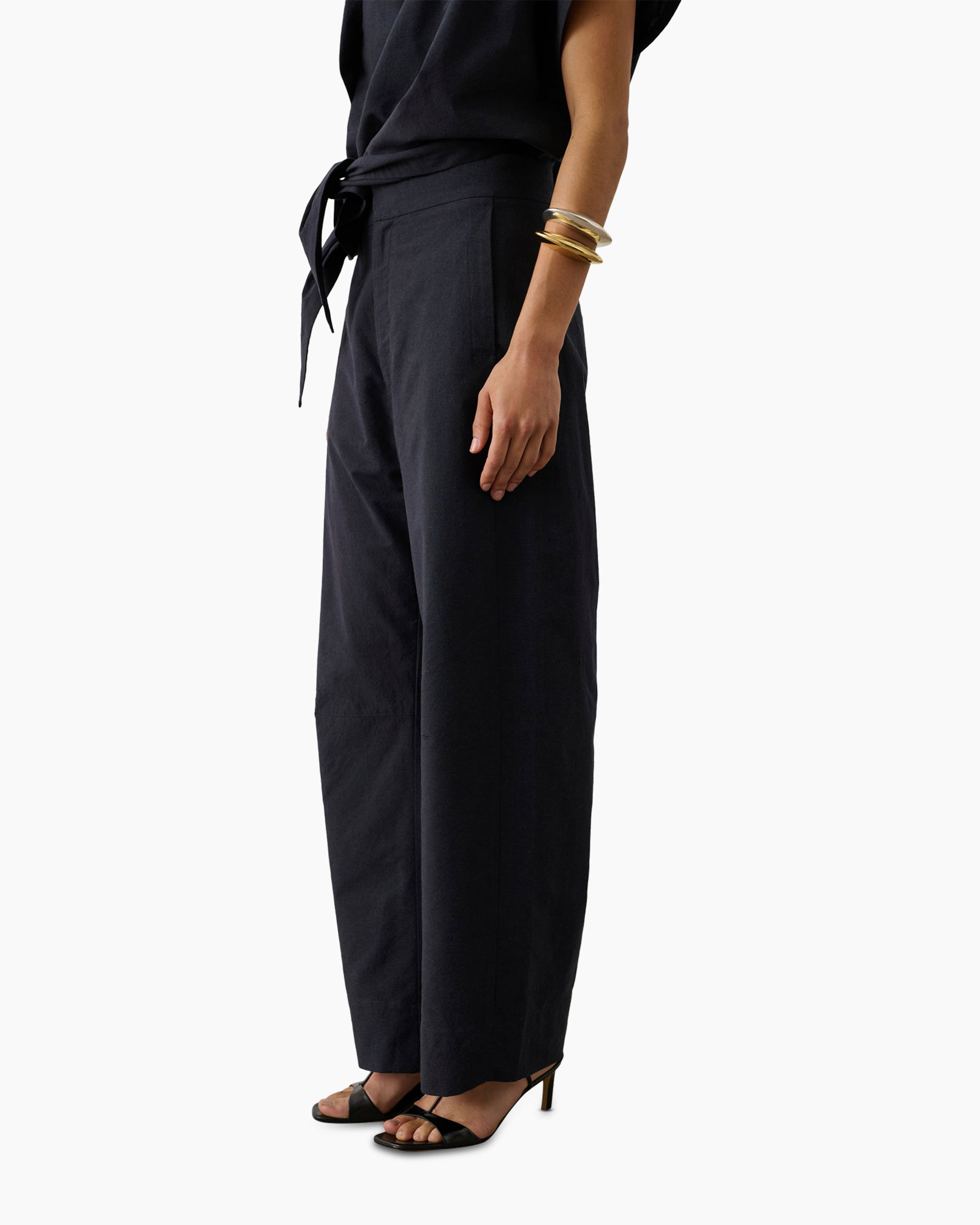 wide-leg pants, navy blue, tied waist, open-toe sandals, gold bracelets