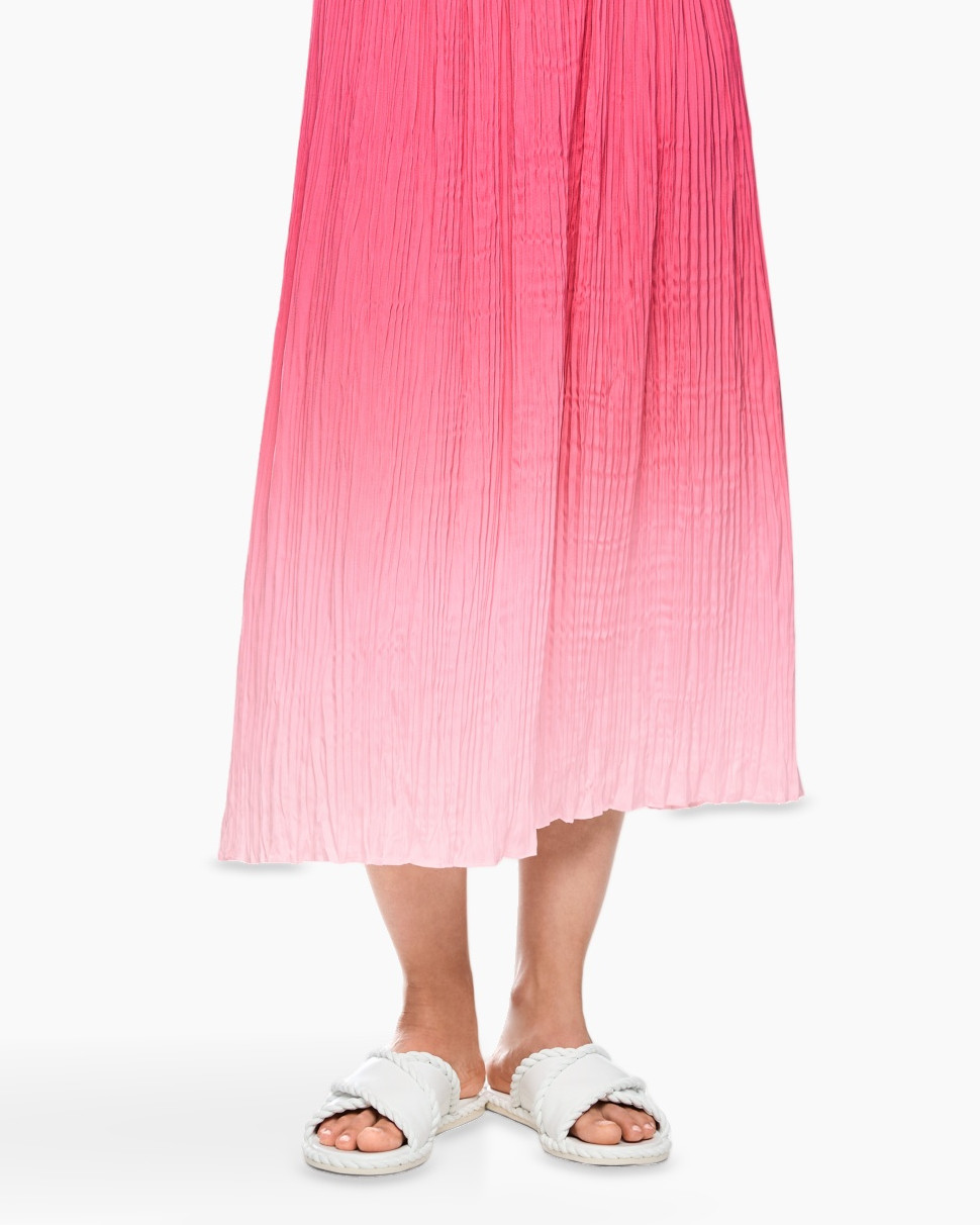 pink skirt, pleated, mid-length, crinkle, sandals