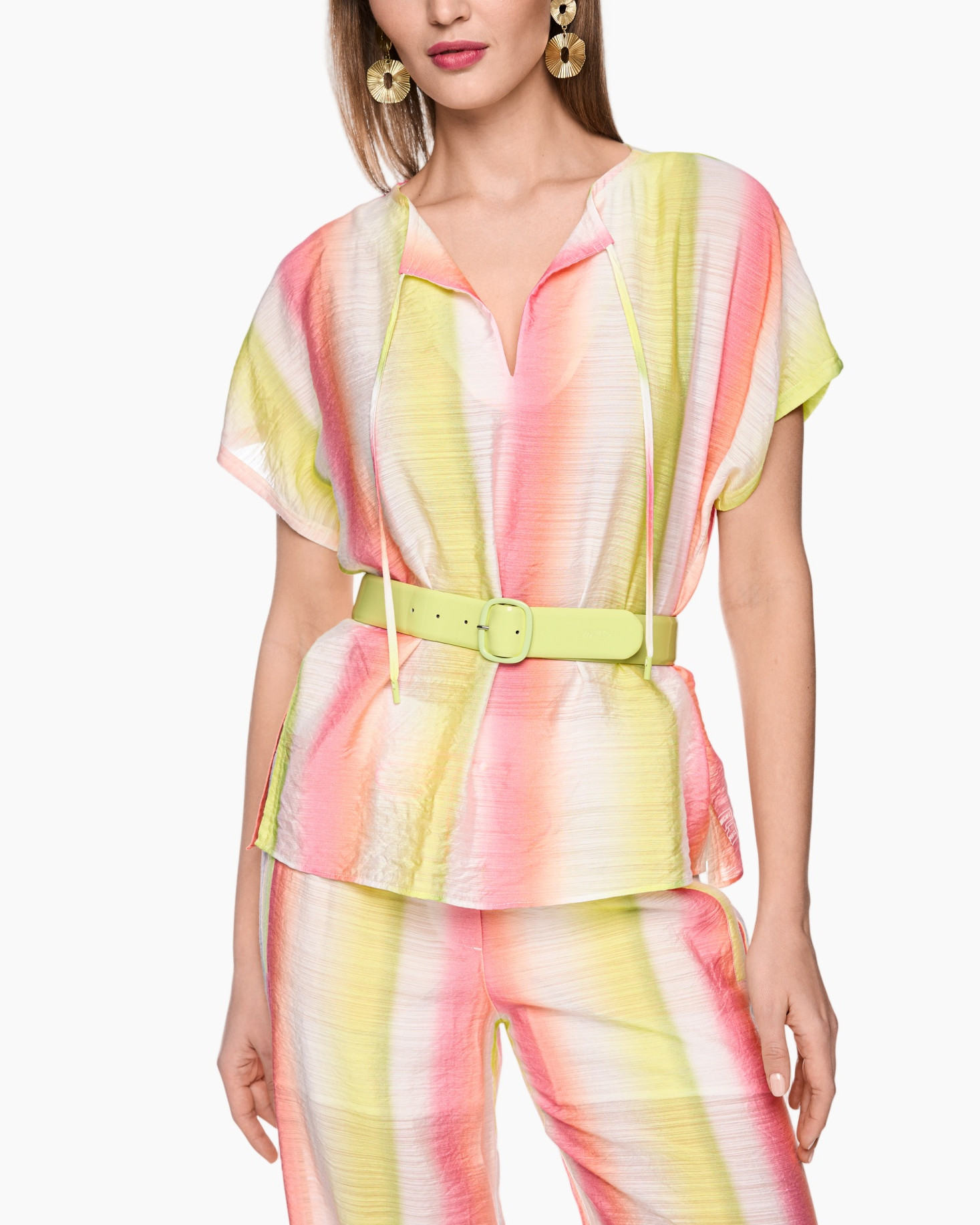 top, belt, short sleeves, tie-dye, pants