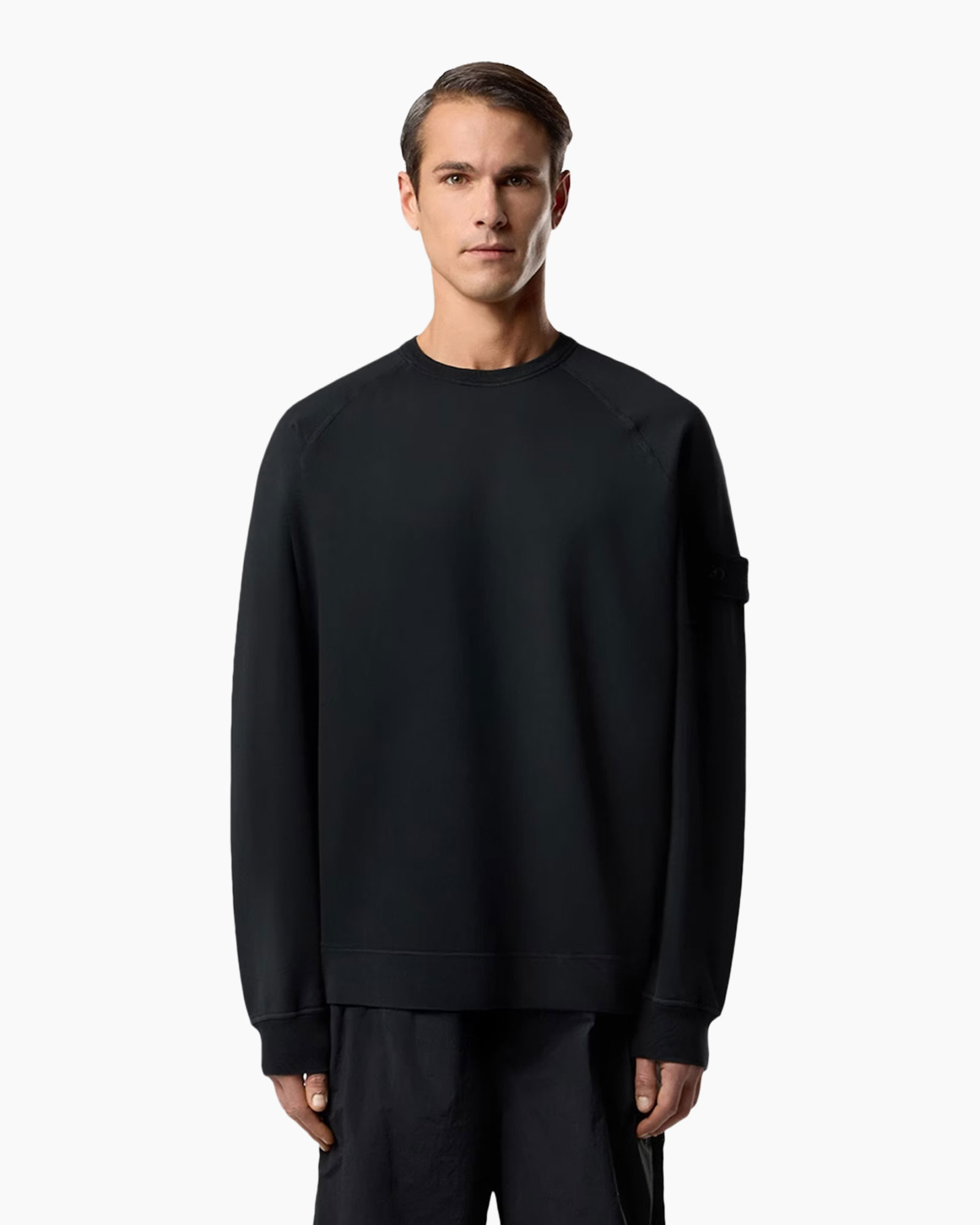 sweatshirt, long sleeves, black, crew neck, no visible brand