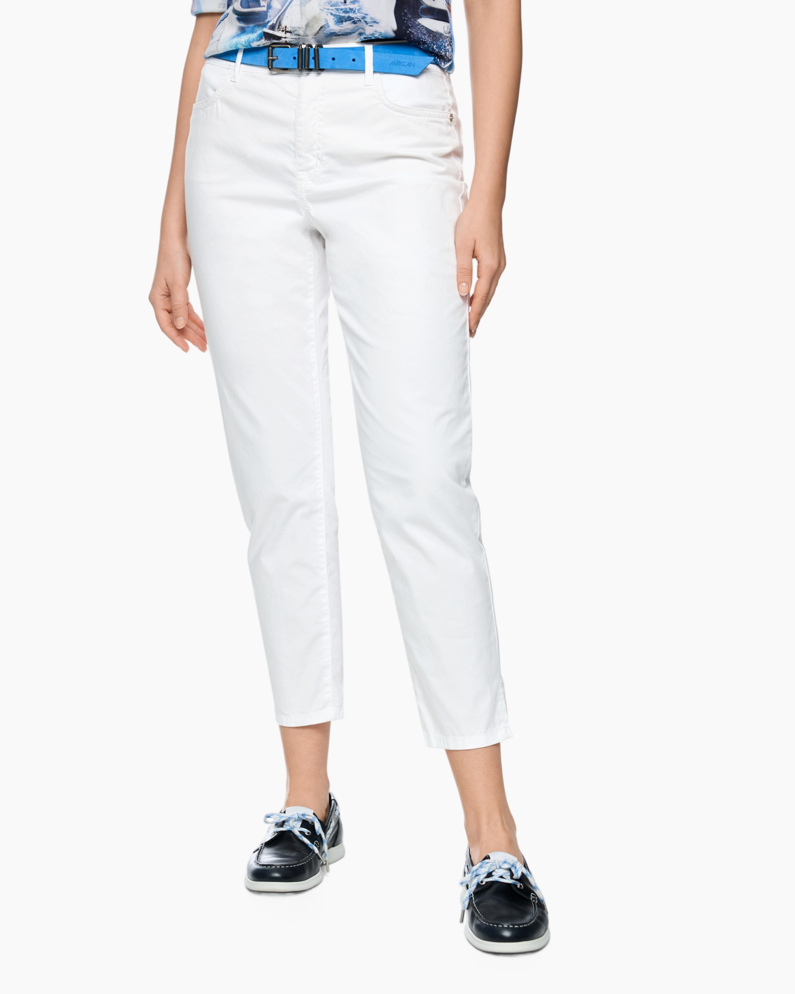 white pants, ankle-length, cotton blend, slim fit, pocket detail