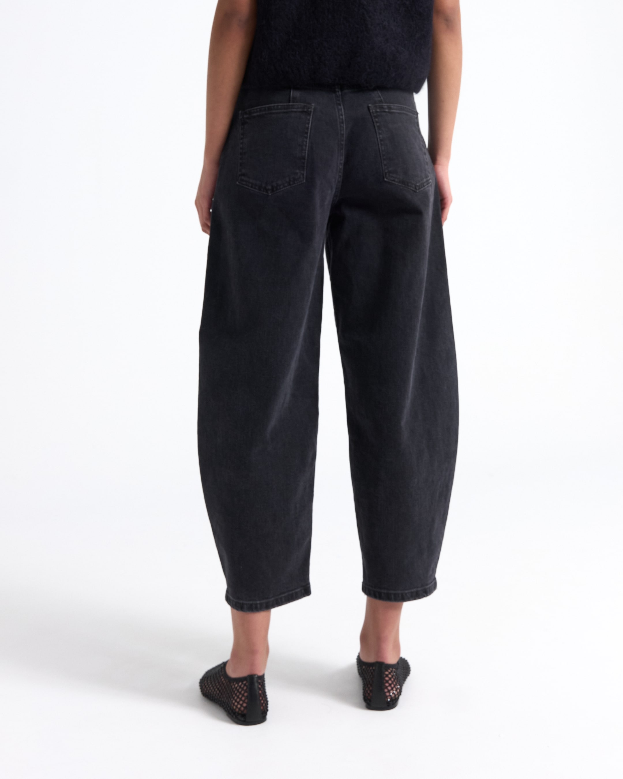 top, knit, sleeveless, black, pants, wide-leg, jeans, slip-on shoes