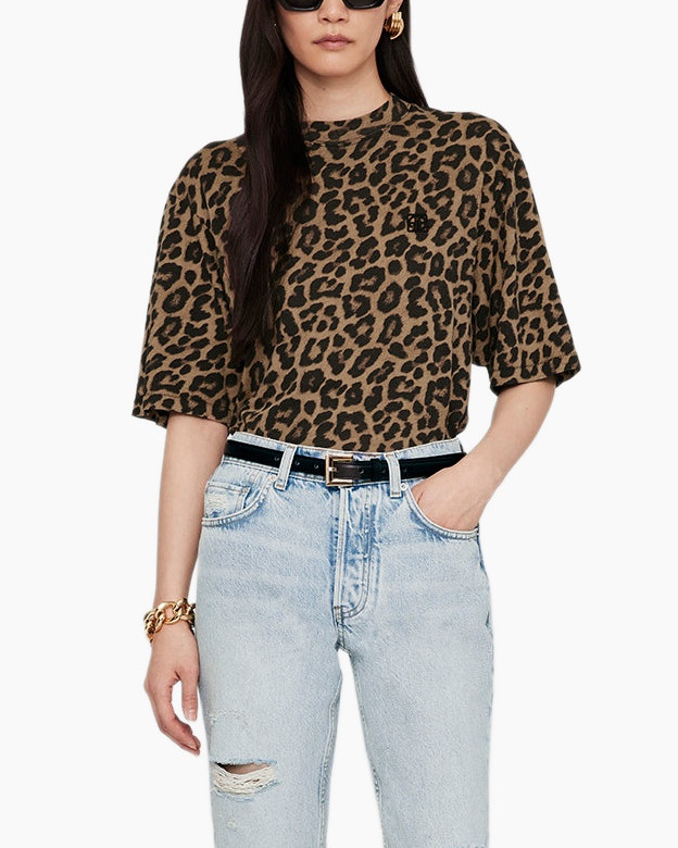 leopard print, t-shirt, short sleeves, high-waisted jeans, belt
