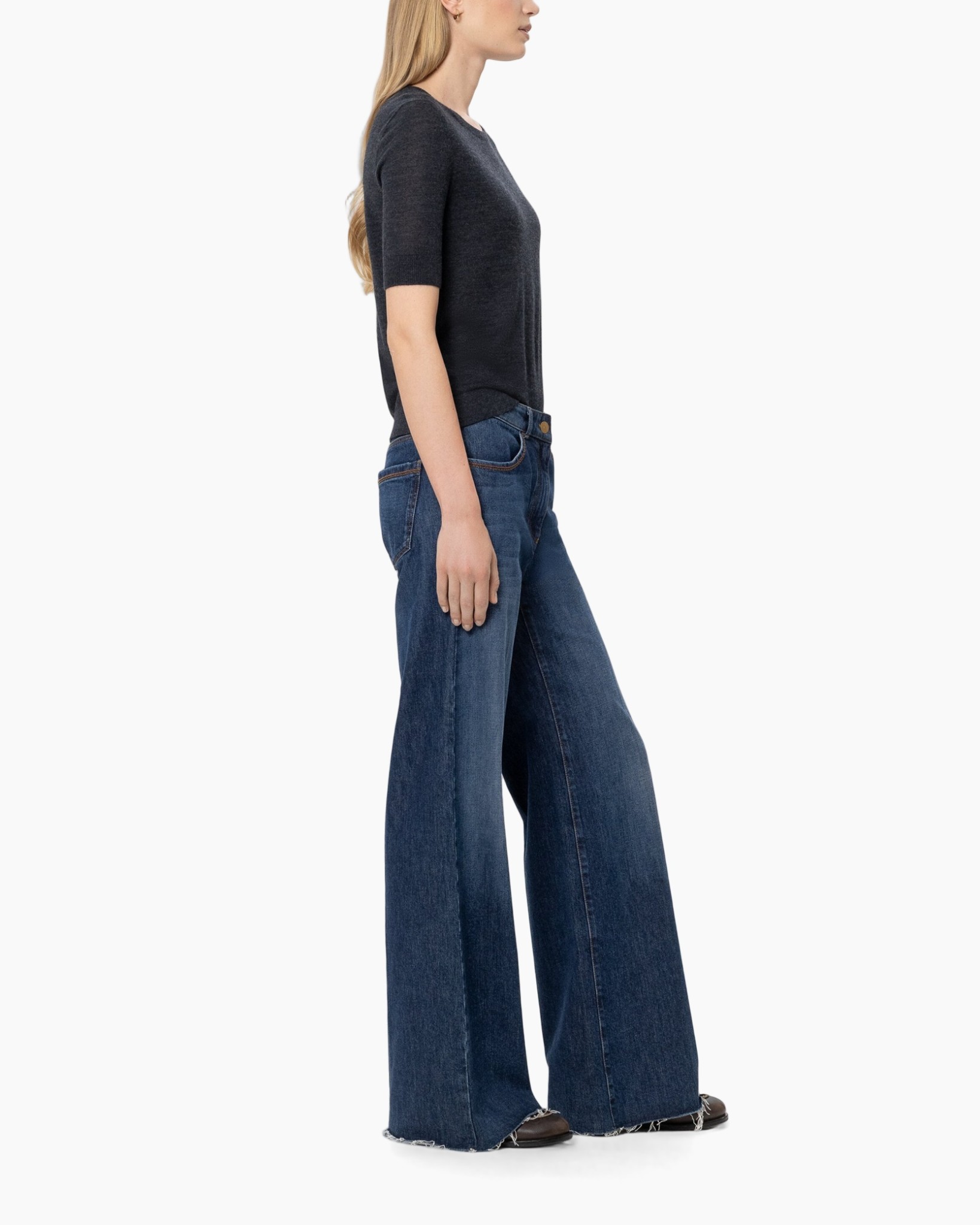 t-shirt, top, short sleeves, dark gray, wide-leg jeans