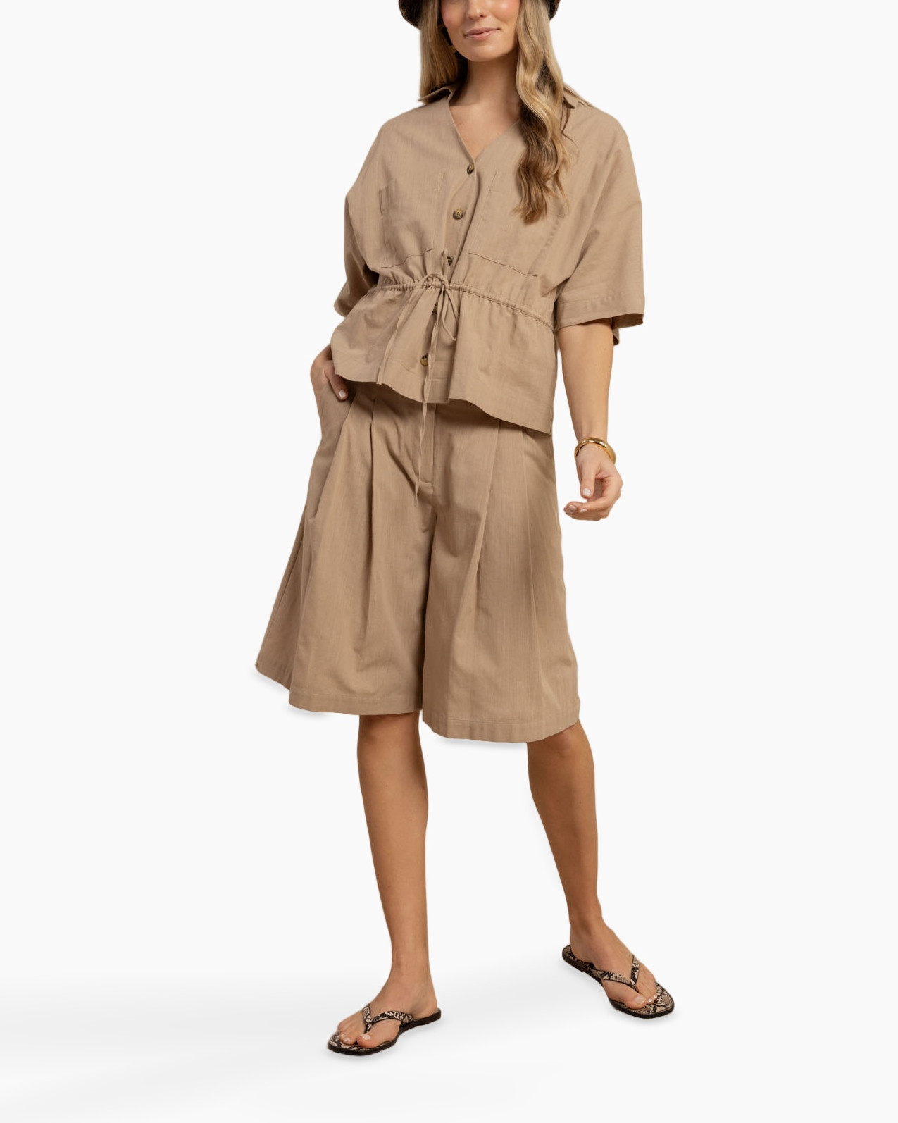 shorts, knee-length, beige, pleated, linen blend