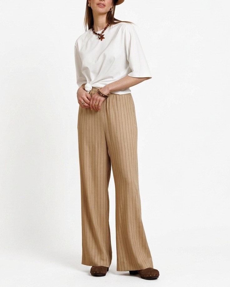 white top, tunic tee, short sleeve, knot front, beige wide-leg pants