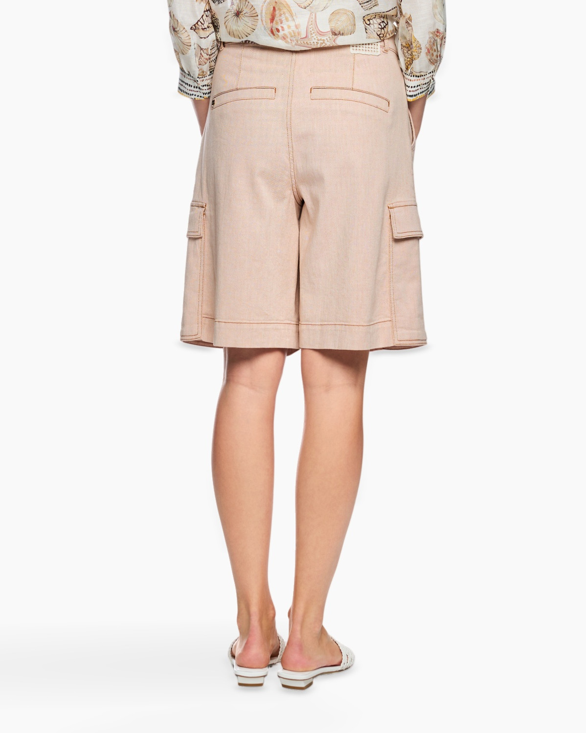 knee-length, cargo shorts, beige, front pockets, casual