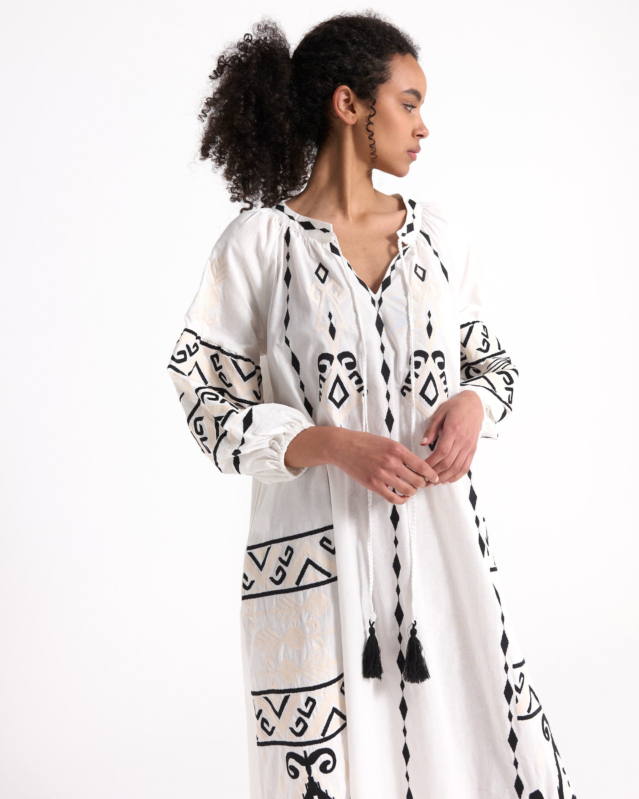 kaftan, embroidery, white, boho, tassels