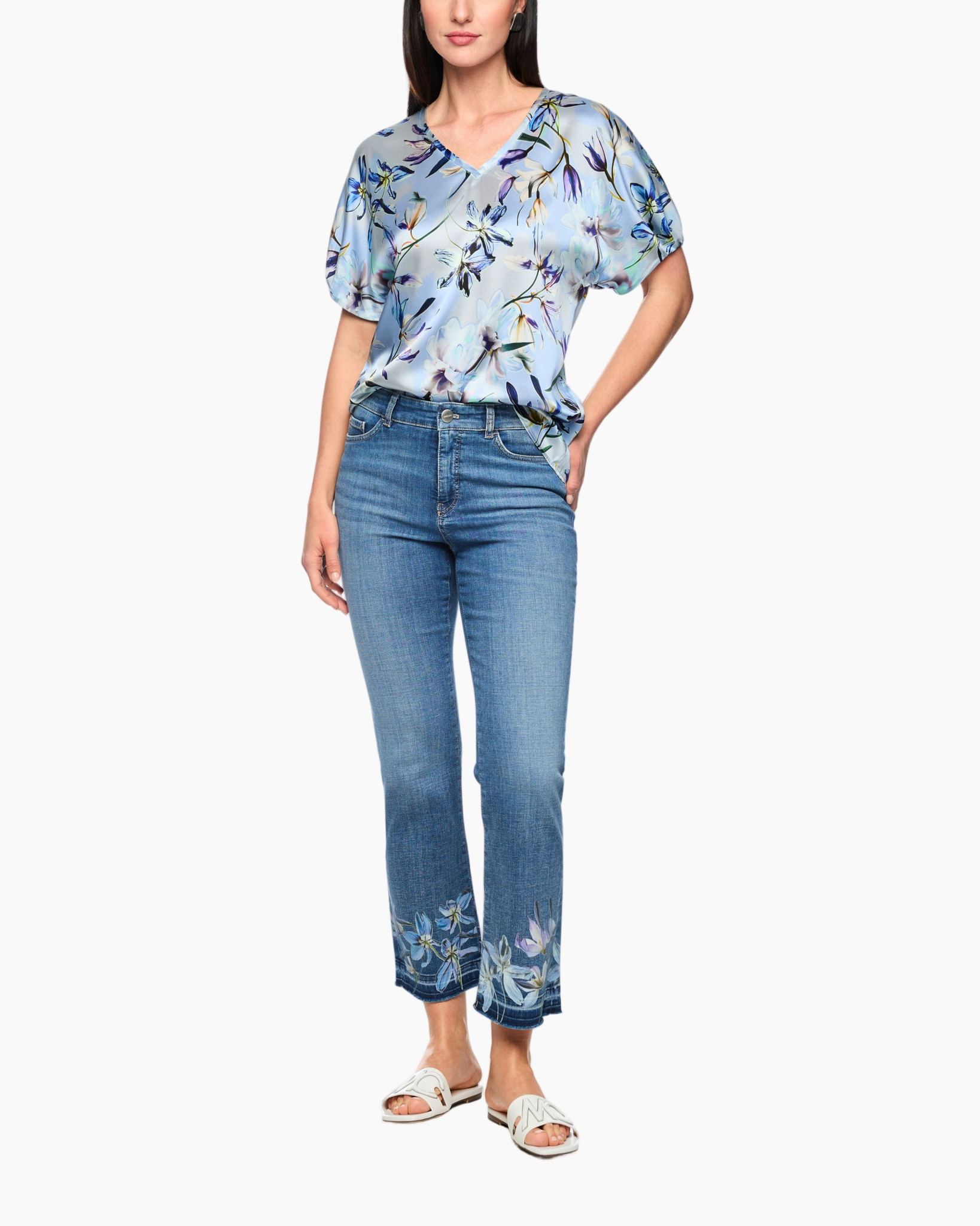 floral top, v-neck, short sleeves, blue floral, jeans with embroidery