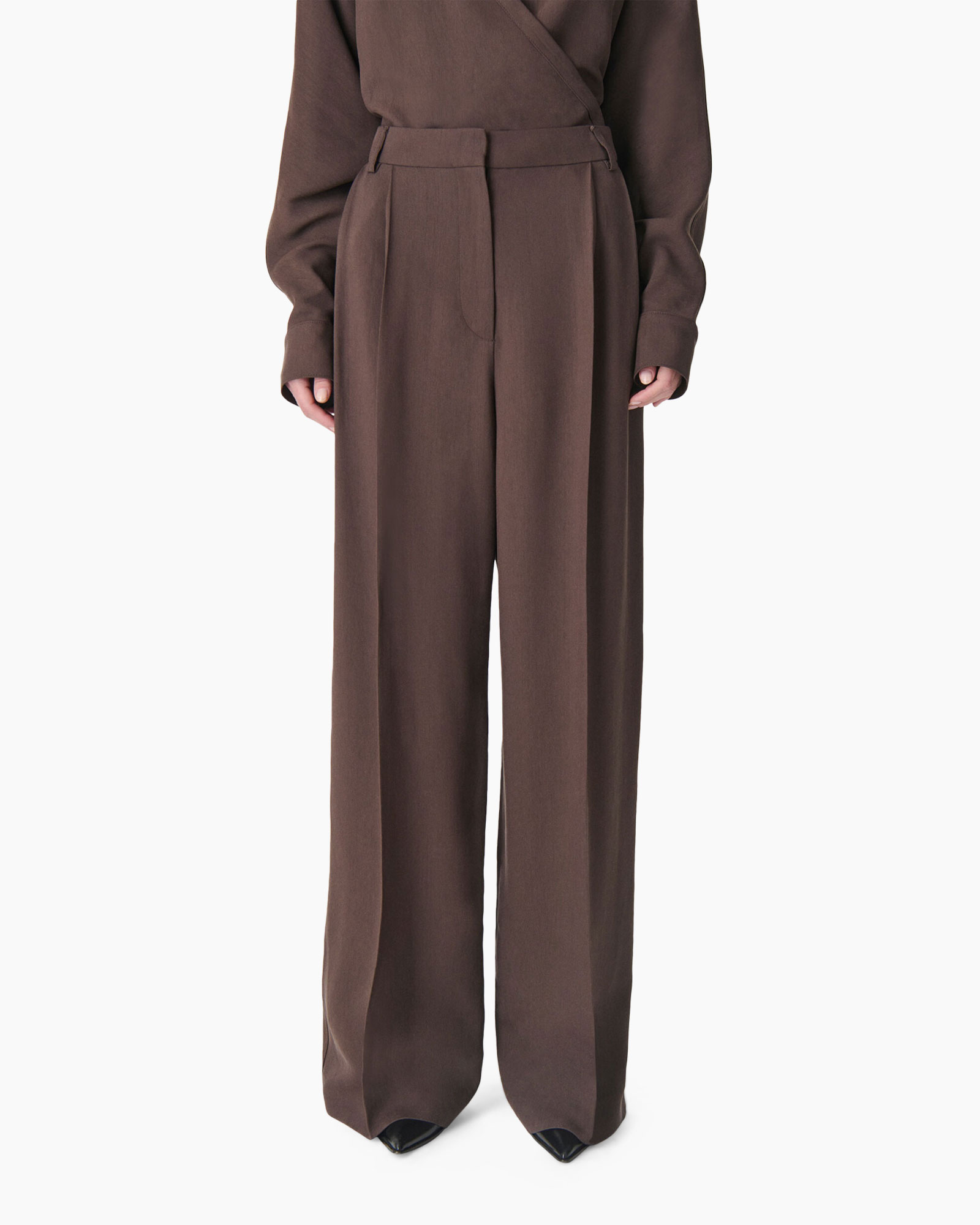 trousers, wide-leg, brown, high-waist, pleated?
