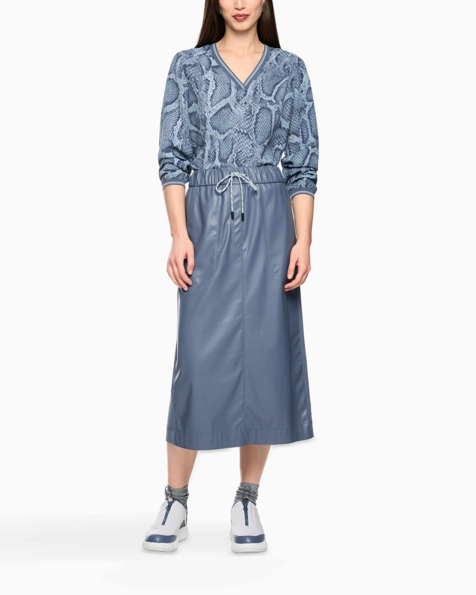snake skin pattern, v-neck top, knotted drawstring skirt, mid-length skirt, blue-gray outfit