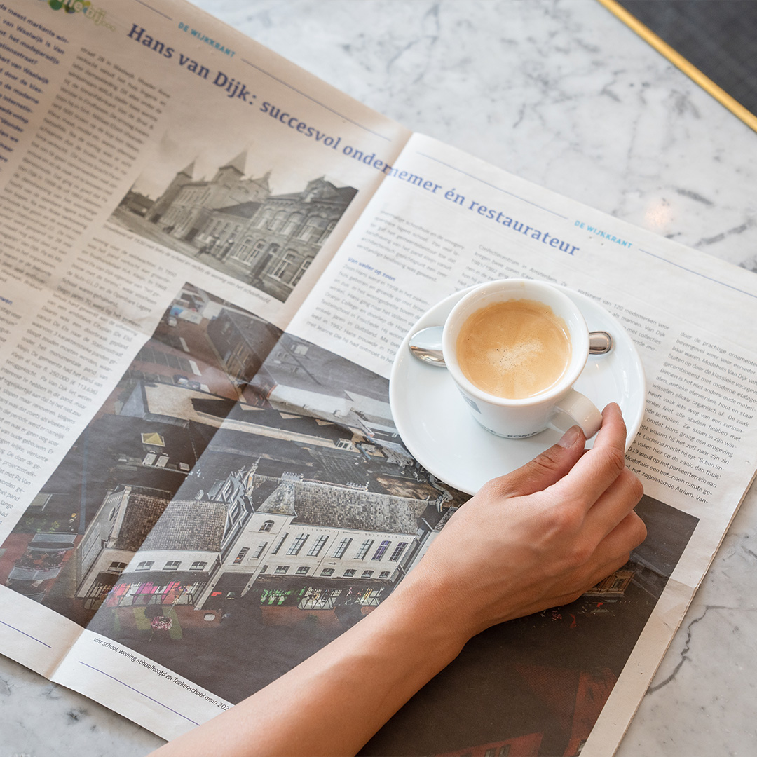 koffie en krant op tafel