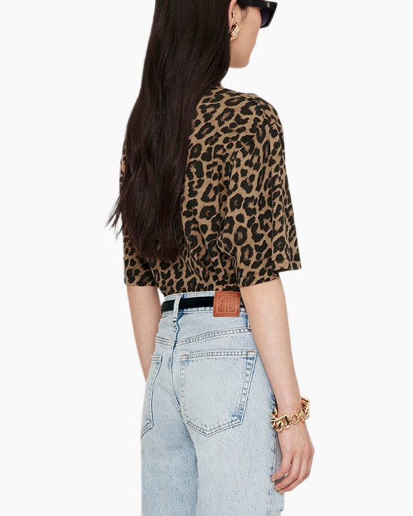 leopard print, t-shirt, short sleeves, high-waisted jeans, belt