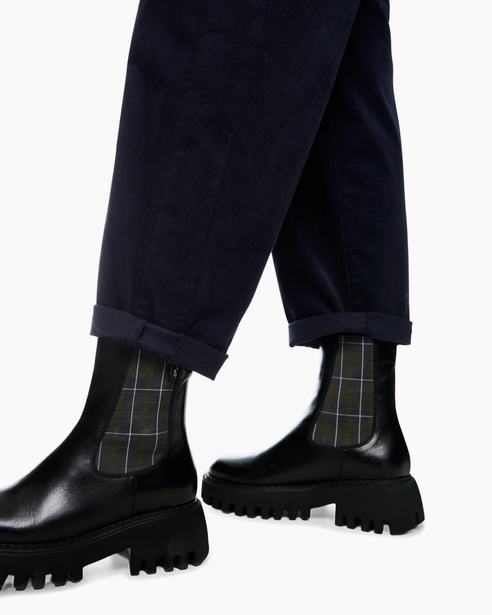 boots, chelsea boots, black leather, elastic panel, treaded sole