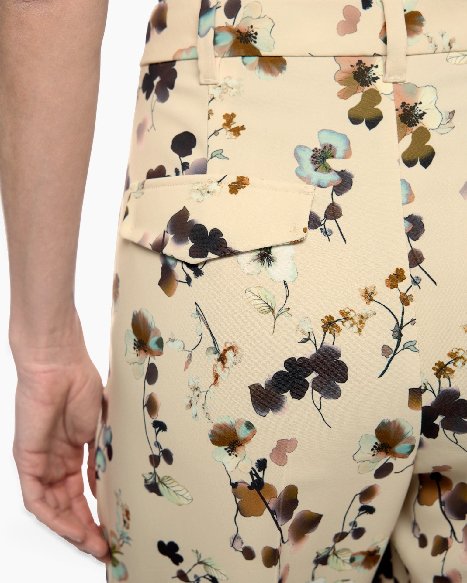 floral print, beige pants, pocket flap, cropped floral, mid-rise pants