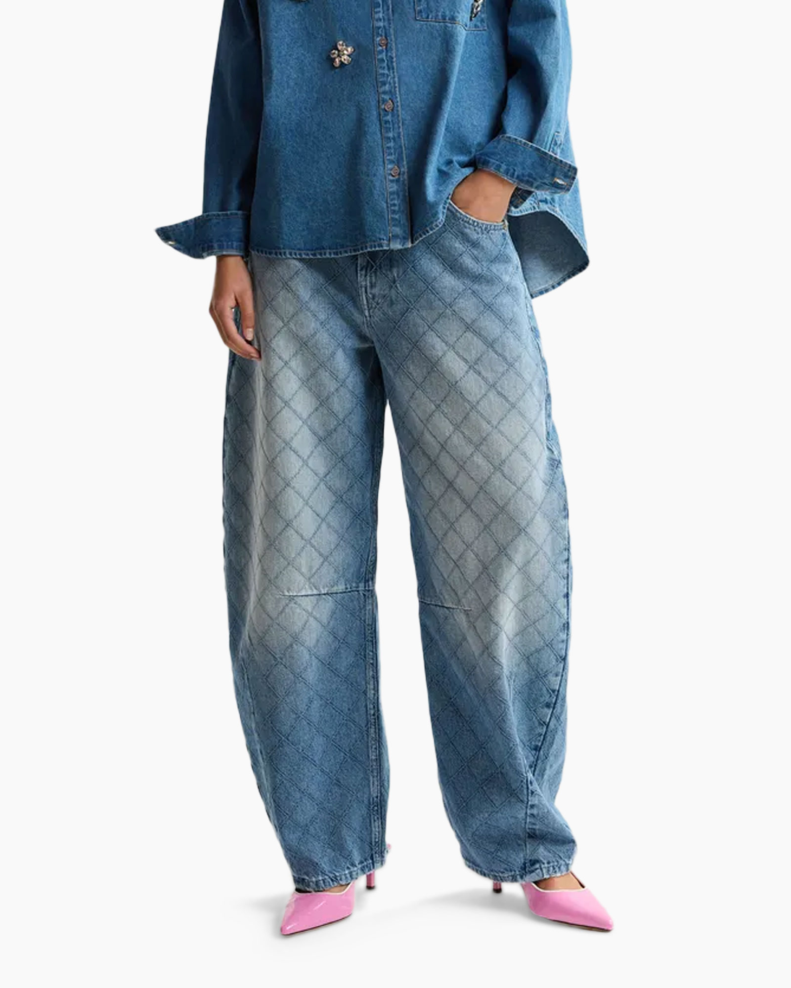 denim jeans, quilted pattern, wide leg, light wash, pink heels