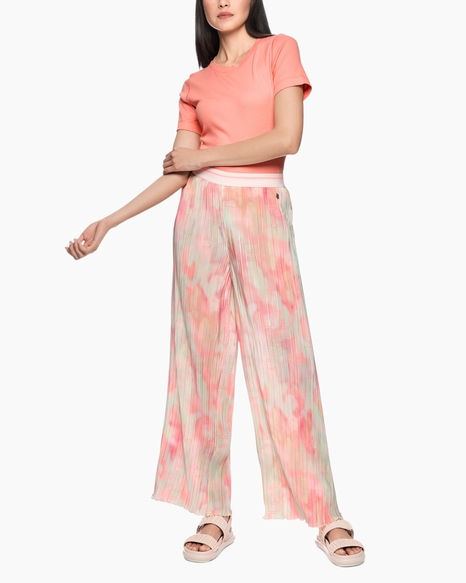 t-shirt, peach, wide-leg pants, tie-dye, sandals