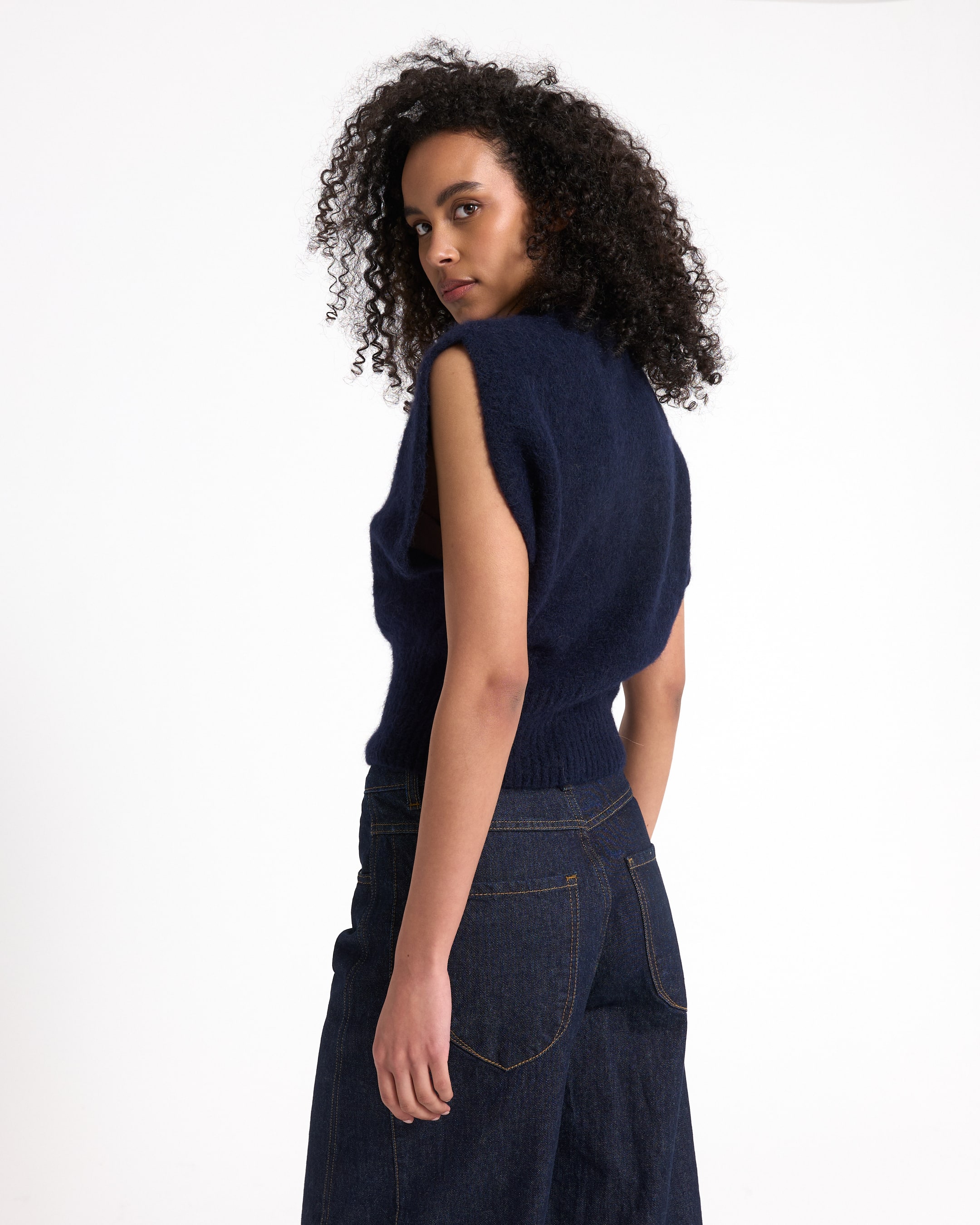 knit top, sleeveless, navy blue, cropped sweater, dark wash jeans